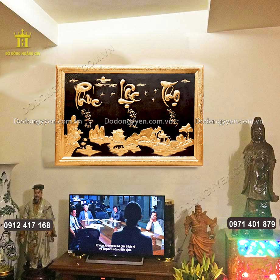 Tranh đồng Ph&uacute;c Lộc Thọ thường được treo trang trọng trong ph&ograve;ng kh&aacute;ch